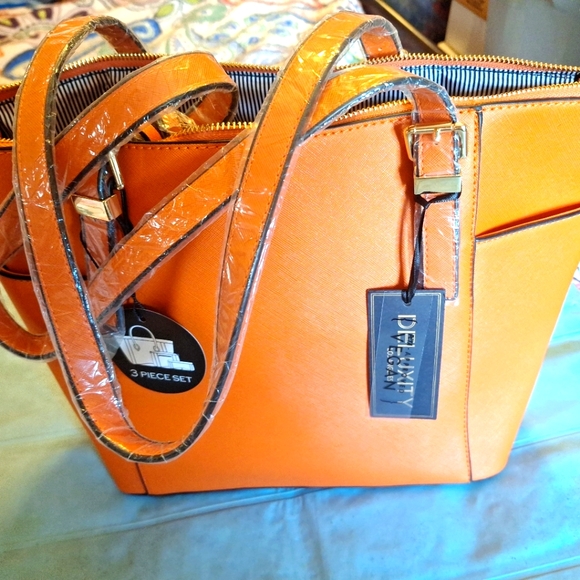 Deluxity Handbags - NWT 3 pc set handbags